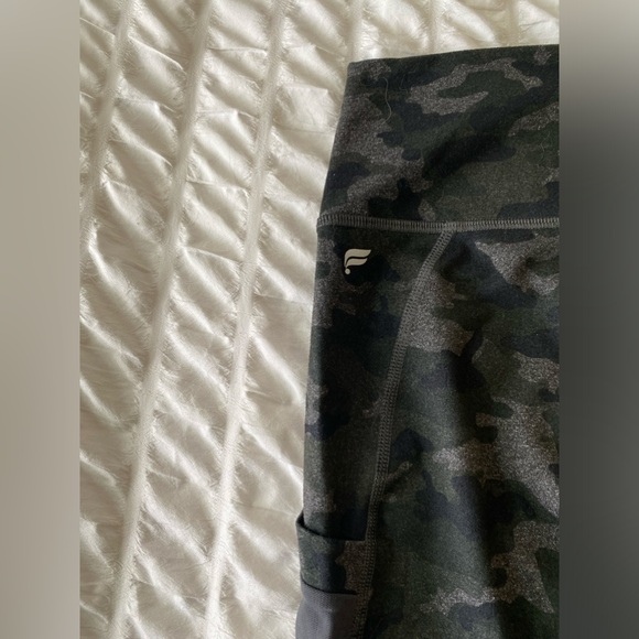 Fabletics PowerHold 3/4 Camo legging - Picture 5 of 6